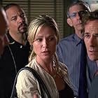 Luke Perry, Ice-T, Richard Belzer, Julie Bowen, and Dann Florek in Law & Order: Special Victims Unit (1999)