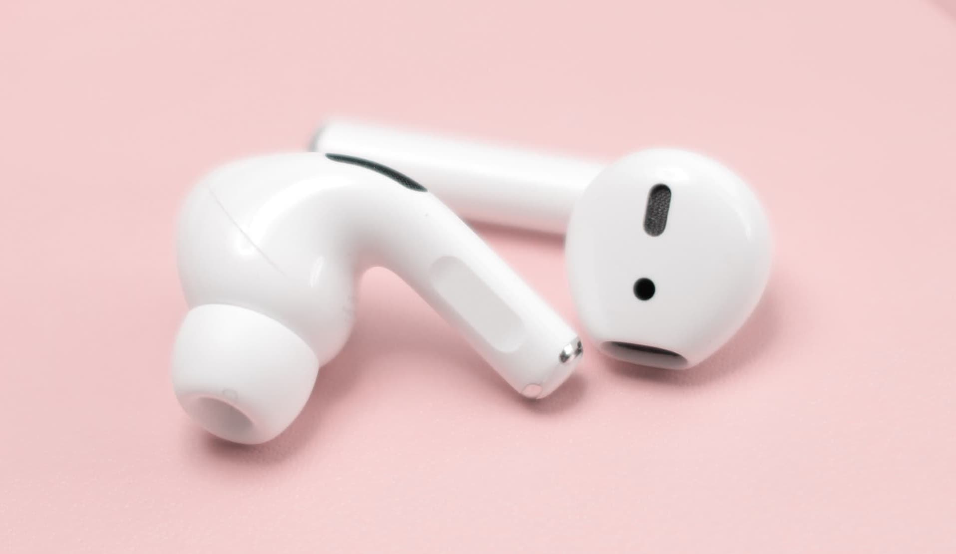 Single AirPod and AirPods Pro kept together.