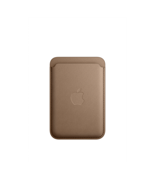 Vista anteriore del portafoglio MagSafe per iPhone in tessuto FineWoven grigio talpa, con l’apertura per inserire le carte in alto e il logo Apple al centro.