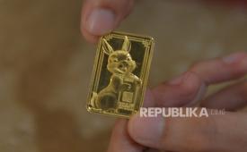 Petugas menunjukan emas batangan edisi imlek 2023 di Butik Emas Antam, Pulogadung , Jakarta, Senin (16/1/2023). Harga emas hari ini sebesar Rp 1,337 juta per gram.
