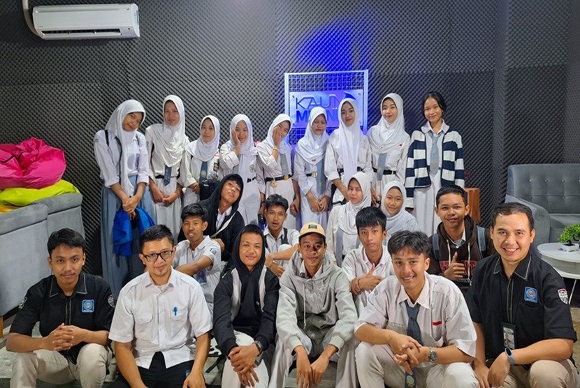 Pusat Pelatihan dan Pengembangan Pendidikan (P4) Jakarta Barat bekerja sama dengan Universitas Bina Sarana Informatika (BSI) telah sukses menyelenggarakan kegiatan BSI Digination dengan Workshop Digital Kreatif bertajuk Explore Your Creativity pada Senin, (6/5/2024).